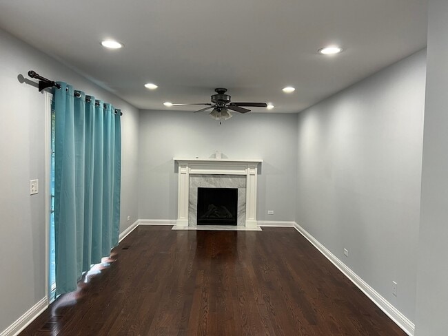 Building Photo - 926 W Aspen Dr