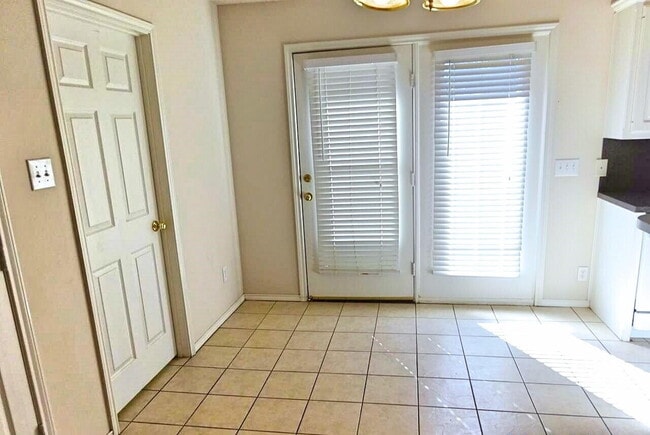 Building Photo - 10108 Evanston Ave