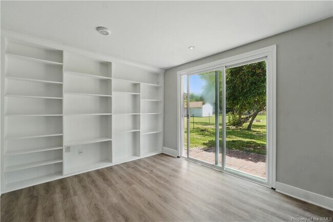 Building Photo - 3127 N Riverside Dr