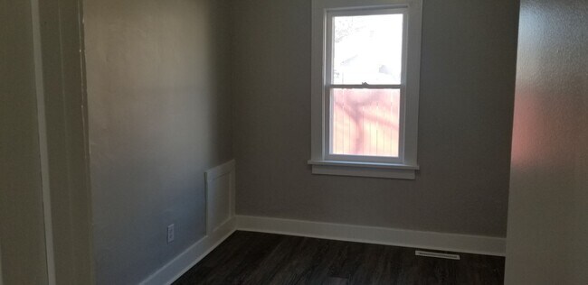 Building Photo - CLOSE TO RIVERSIDE PARK!  3br 1bath bungalow, fully remodeled with all new plank flooring, includ...