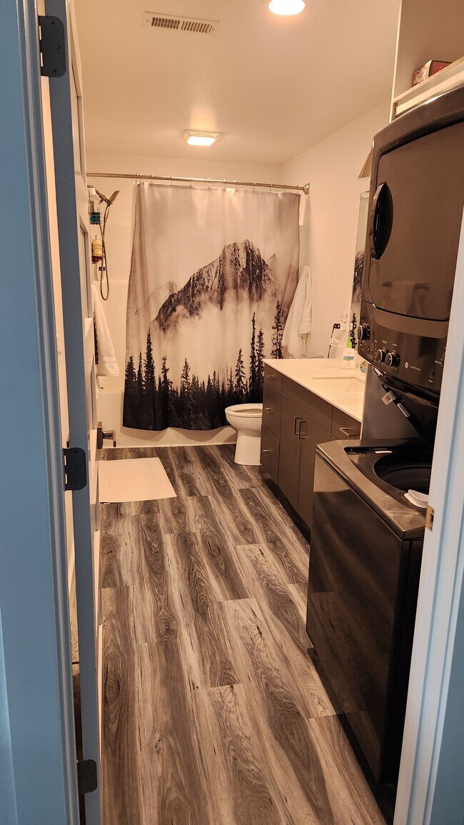 Building Photo - 404 N Rouse Ave