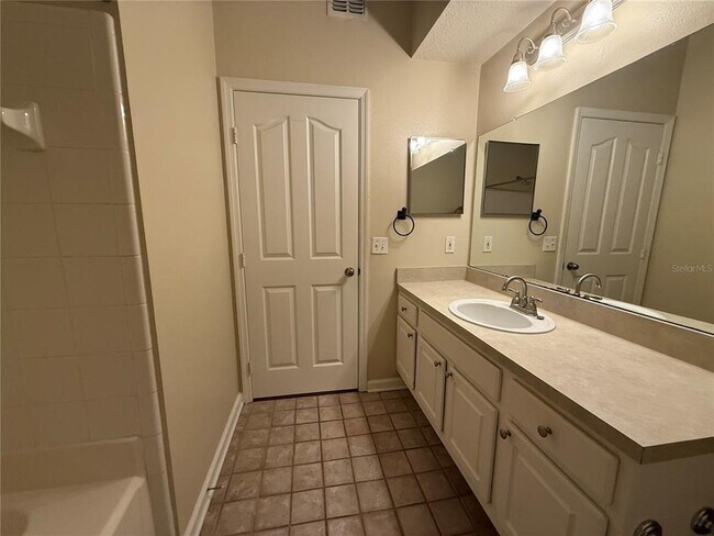 Building Photo - 4207 S Dale Mabry Hwy