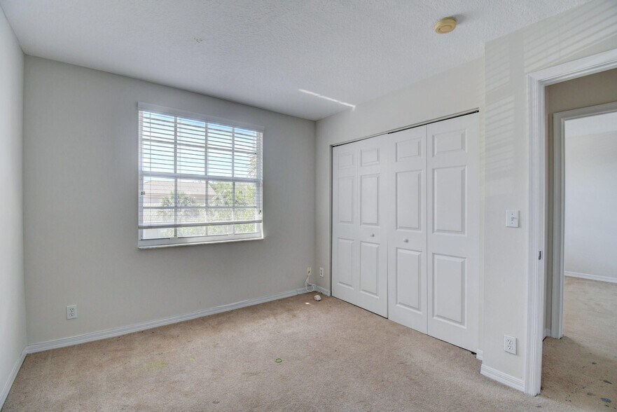 Building Photo - 6414 Park Lake Cir