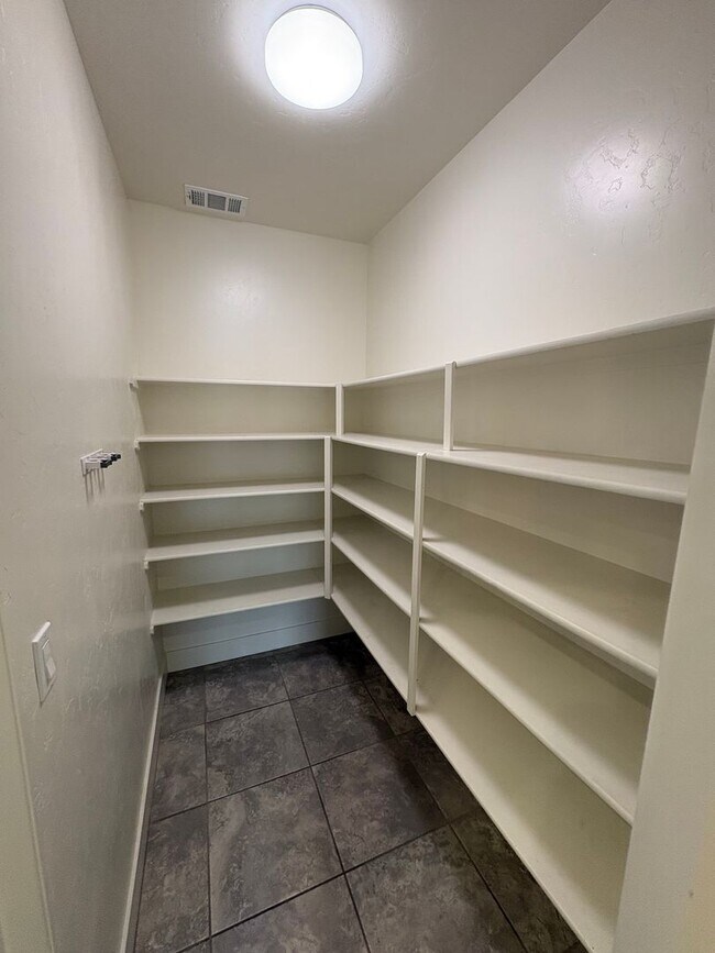 Building Photo - SE Visalia home Rent Ready!