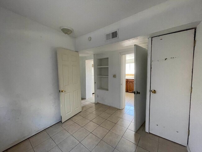 br 1 - 3315 E Missouri Ave