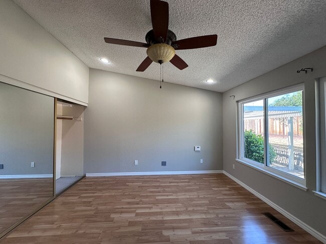 Building Photo - THIS is YOUR home, stunning 4/2 w/ AC, near Foothills