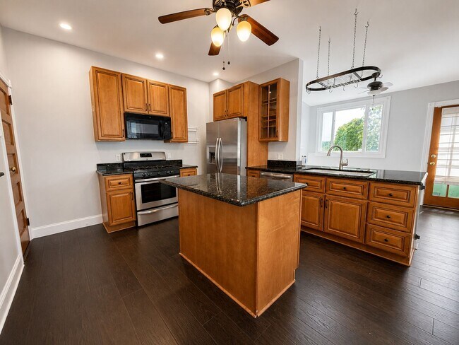 Building Photo - Charming Manayunk Rowhome with Private Yard & Front Porch Near Main Street