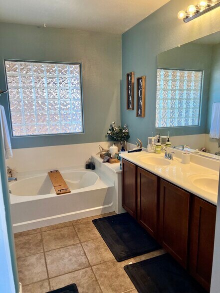 Building Photo - 4210 E Alamo St