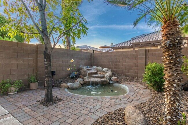 Building Photo - 908 Elm St