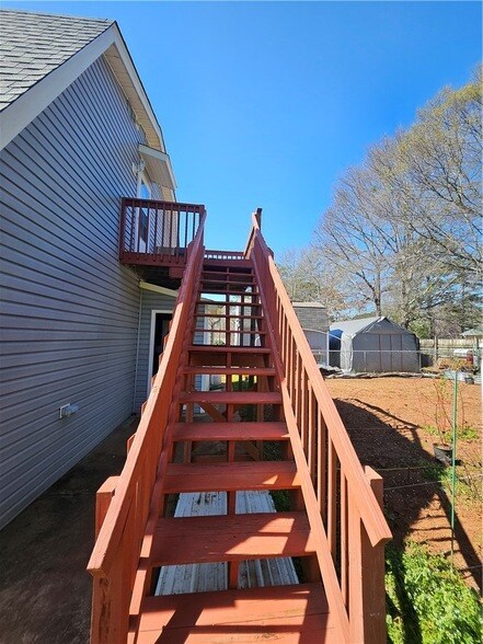 Building Photo - 102 Meadow Dr