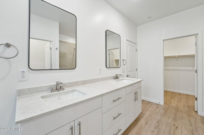 Building Photo - 225 N Pleasant Dr