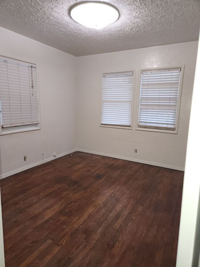 Building Photo - 3 bedroom duplex