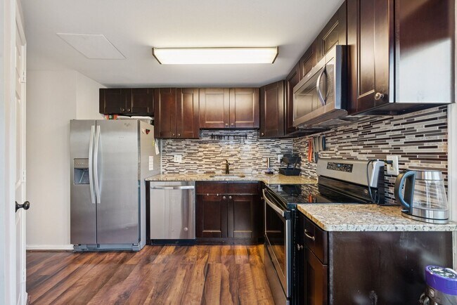 Building Photo - Welcome home to this beautifully updated end-unit townhome in the heart of Kingstowne — one of No...