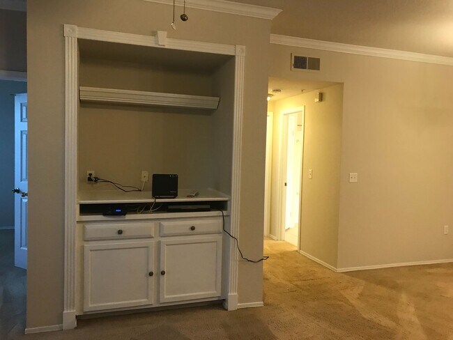 Building Photo - Charming 2BEDROOM 1BATH ~ Metro West Area