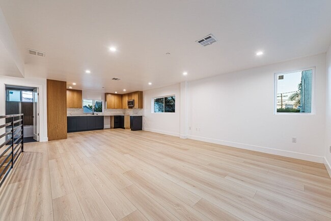 Building Photo - 1658 S. Hayworth Ave