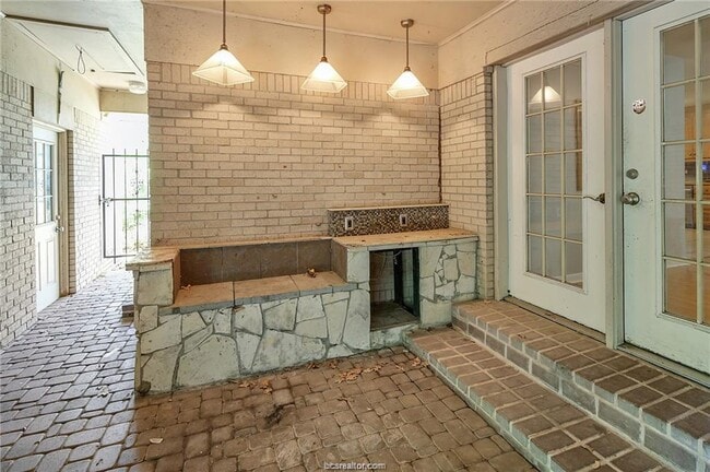 Building Photo - 305 W Brookside Dr
