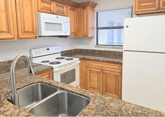 Building Photo - 1465 Lake Crystal Dr