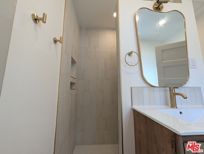 Building Photo - 1015 Granville Ave