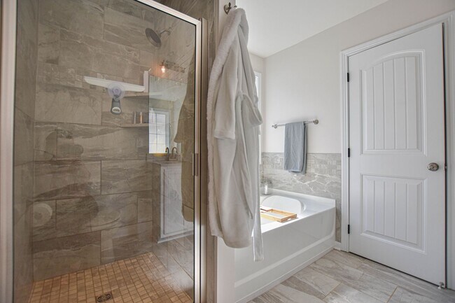 Building Photo - Pet Friendly Three Bedroom!