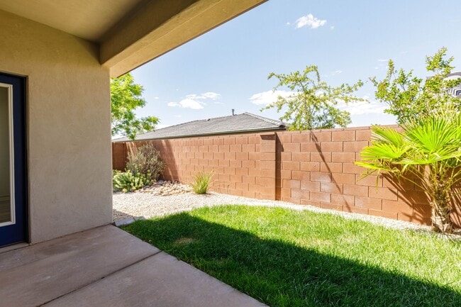 Building Photo - 3 bed plus office / 2.5 bath / 3 car Single Story with Community Pool!
