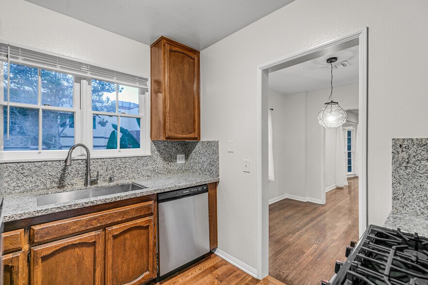 Building Photo - 222 S Rexford Dr