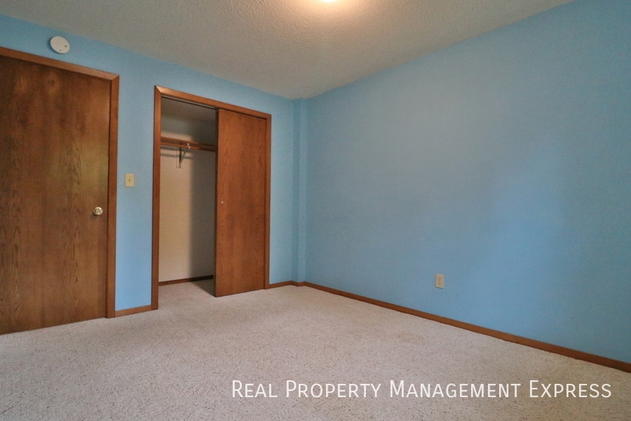 Building Photo - 3 Bedroom 2 Bathroom Home with a Fireplace...