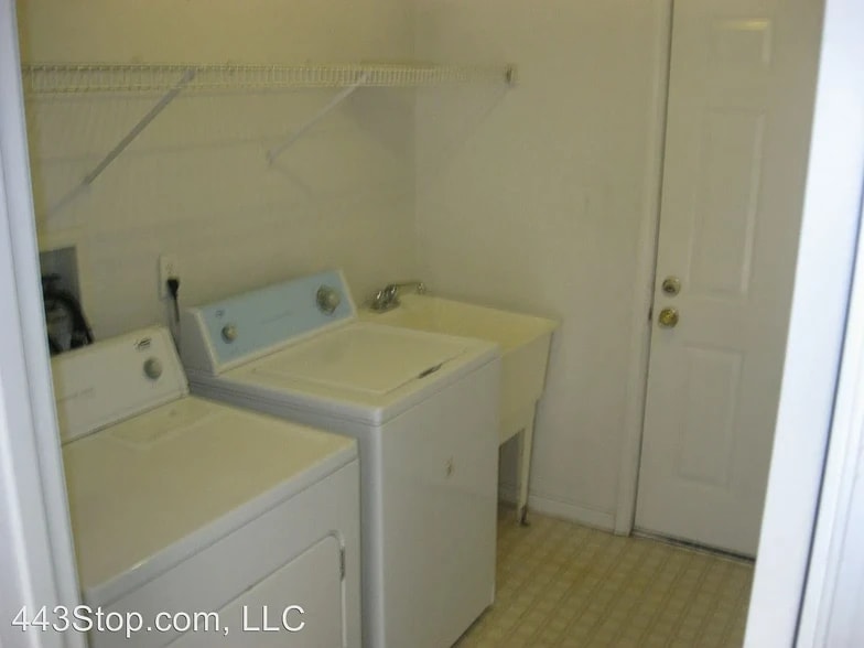 Building Photo - 310 Nikki Way