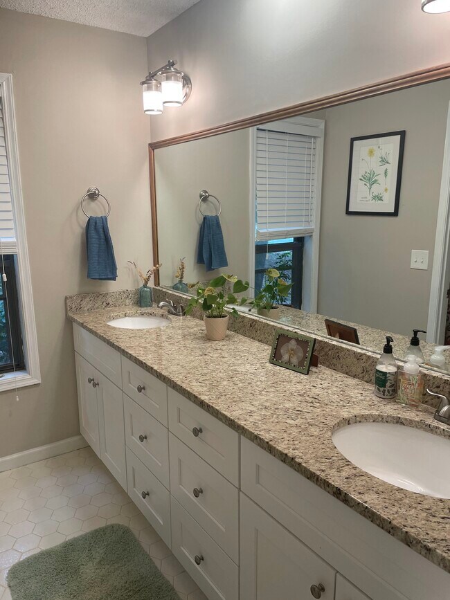 Building Photo - 1543 Hillhaven Dr