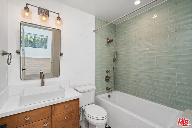 Building Photo - 5922 Oakdale Ave