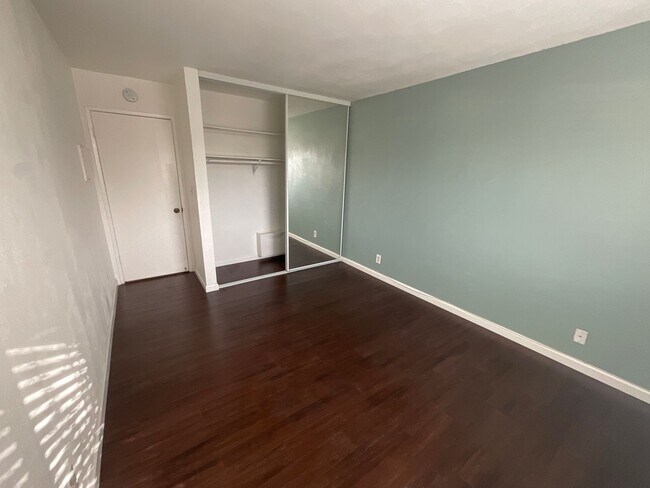 Building Photo - Condo - 2 Bedrooms / 2 Bath - Long Beach