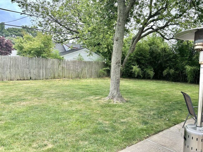 Building Photo - 328 Fern Pl