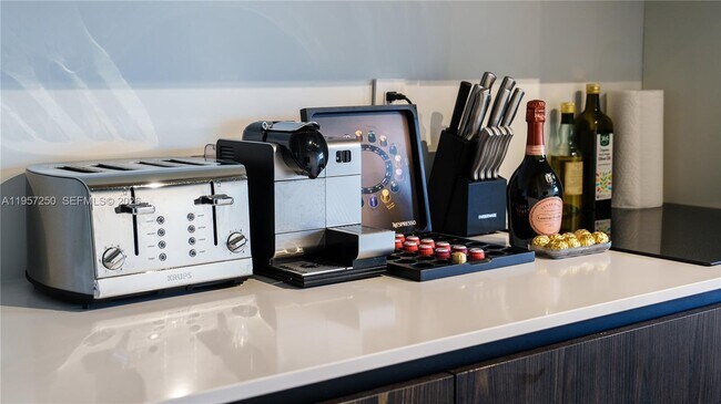 Building Photo - 5255 Collins Ave