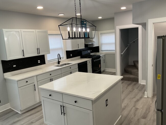 Building Photo - 14846 Woodlawn Ave