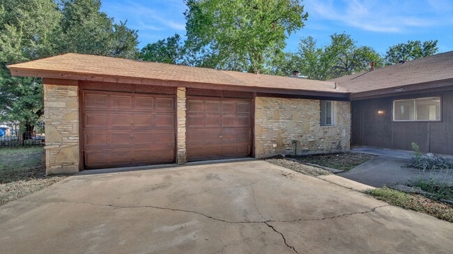 Building Photo - Beautiful fireplace, Large back yard, Wash...