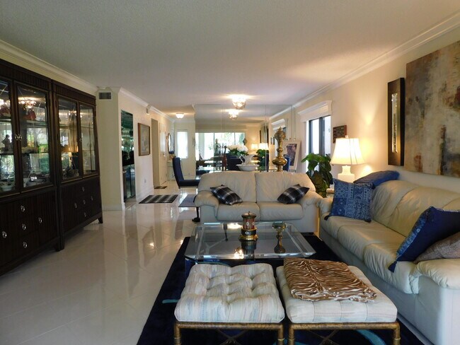 Building Photo - 9285 Vista del Lago