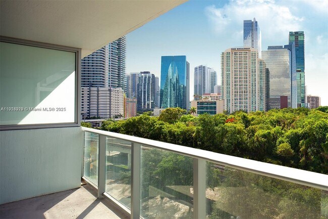 Building Photo - 1600 SW 1st Ave