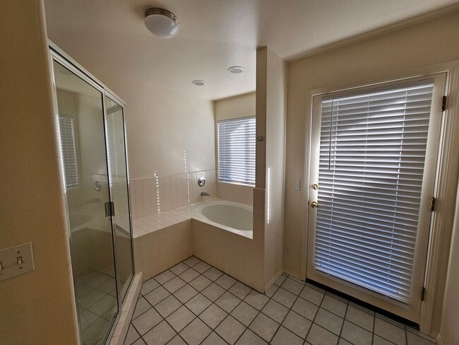 Building Photo - 231 Rosita St