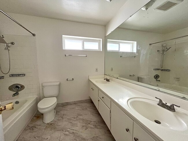 Building Photo - 12562 Brookshire Ave