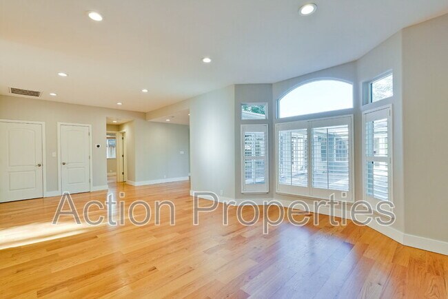 Building Photo - 261 Langton Ave