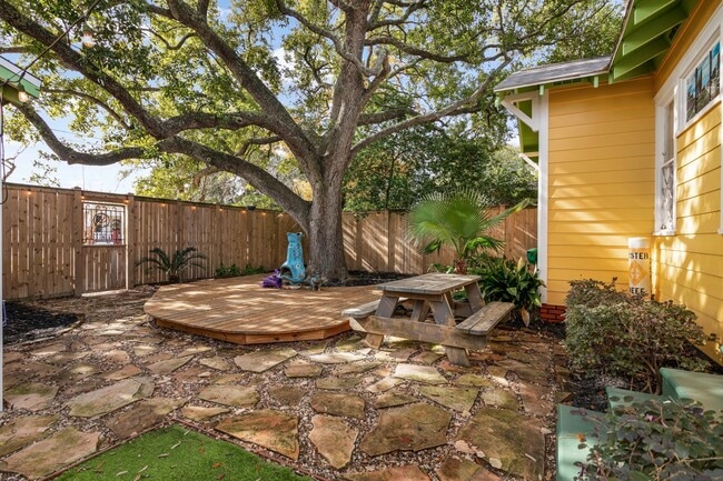 Building Photo - 4823 Fannin Dr