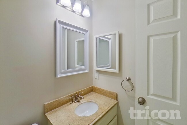 Building Photo - 9235 Laurel Hill Dr