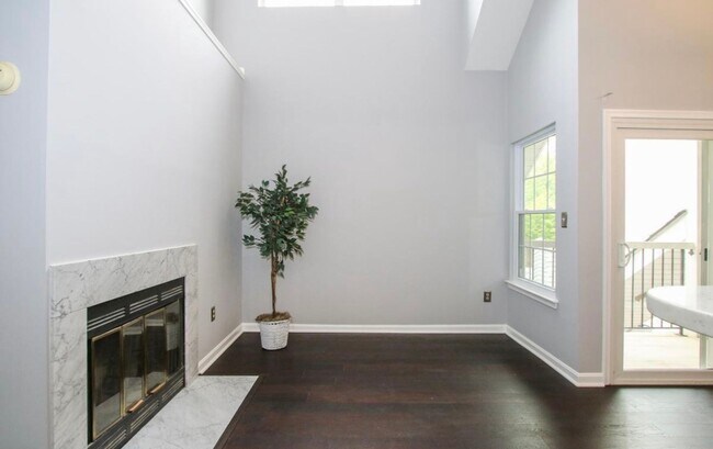 Building Photo - Beautiful 2-Level top floor condo close to...