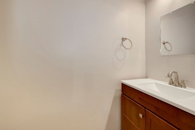 Building Photo - 3 Bed 2.5 Bath - Gaithersburg Townhouse - Finished Basement