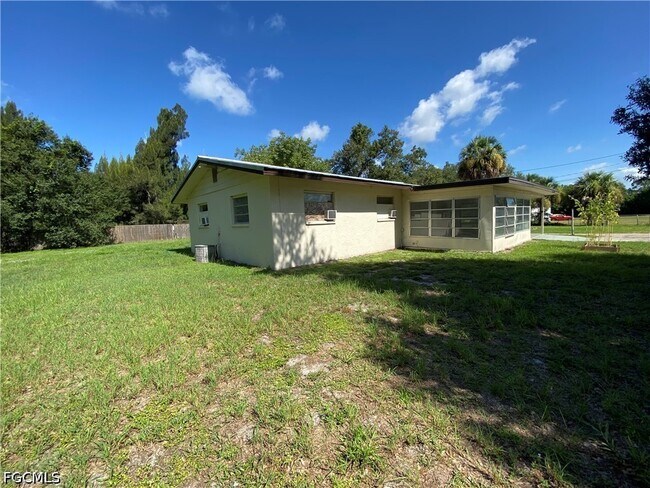 Building Photo - 7906 Suncoast Dr