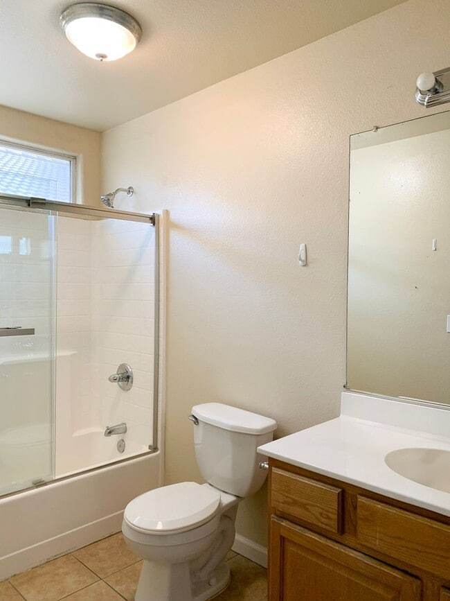 Building Photo - 4 Bedroom Home in Hollister with Huge Backyard!