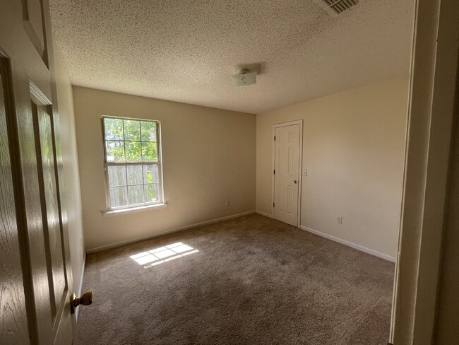 Building Photo - House for Rent