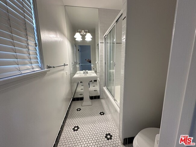 Building Photo - 147 N Orange Dr