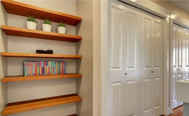 Building Photo - Bright & Spacious Townhome for Rent in a Charming, Tree-Lined Neighborhood