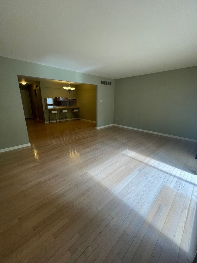 Building Photo - Updated End-Unit Condo in Earhart Village – Prime Location!