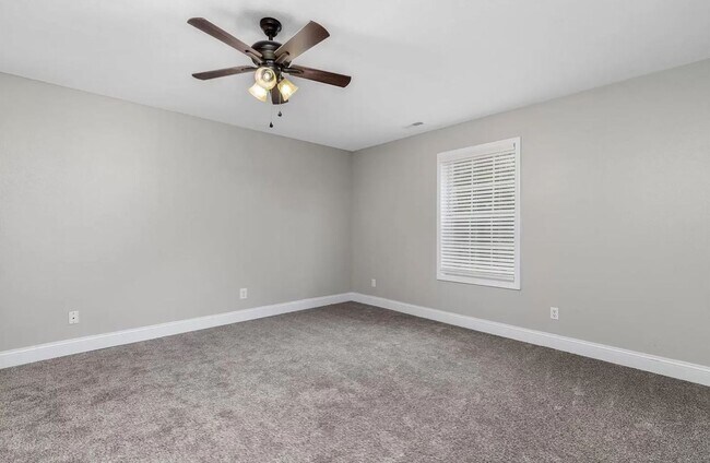 Building Photo - 5 Bedroom Home Located in Waynesville, MO!